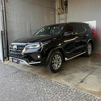 TOYOTA HILUX SW4 2.8 D-4D TURBO DIESEL SRX 7L 4X4 AUTOMÁTICO TOYOTA HILUX SW4 2.8 D-4D TURBO DIESEL SRX 7L 4X4 AUTOMÁTICO